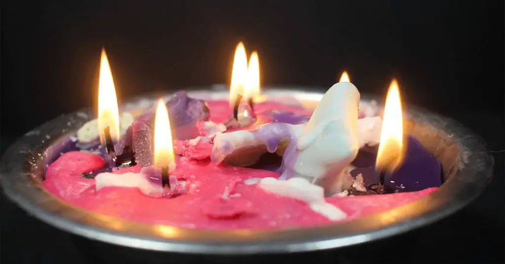 candle on tray to catch melted wax