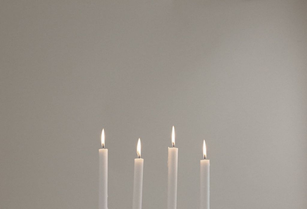 a variety of candle wicks lined up next to each other.