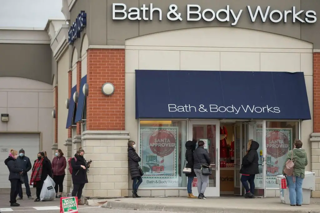 an image of the crowded line outside a bath & body works store on candle day