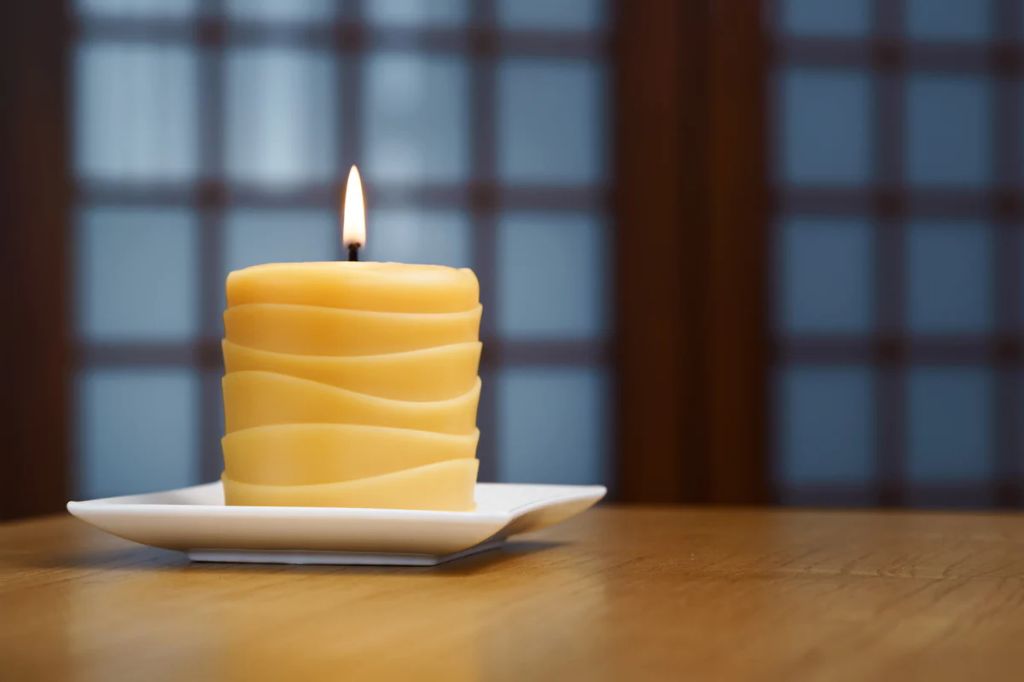 beeswax and soy wax as alternatives to paraffin wax candles