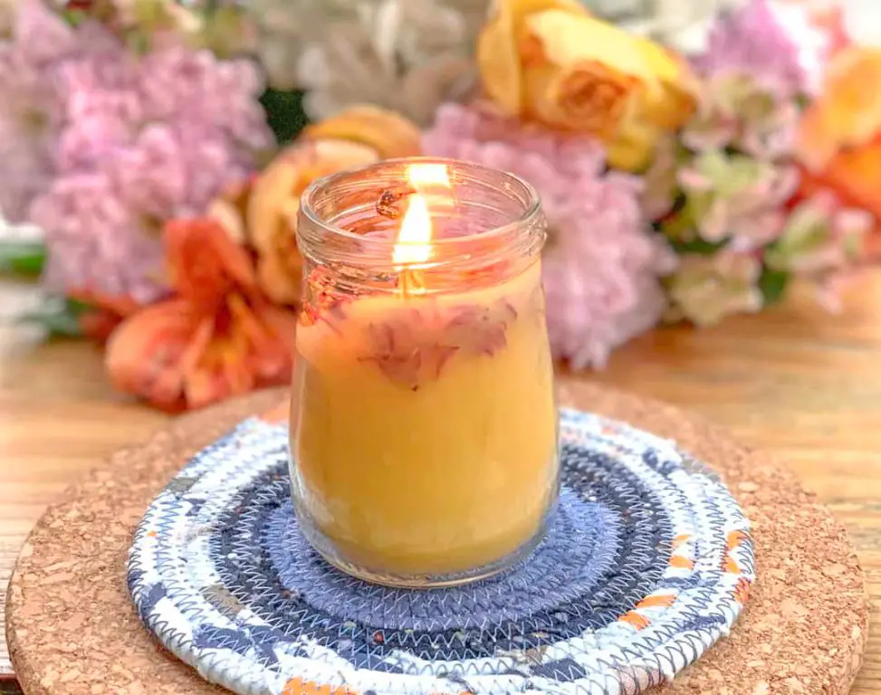 beeswax and soy wax as natural alternatives to paraffin wax for candles