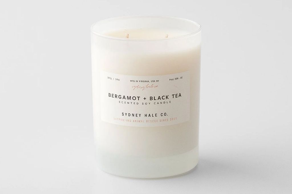 candle scents strike a balance between natural and synthetic fragrances to achieve optimal intensity and pureness