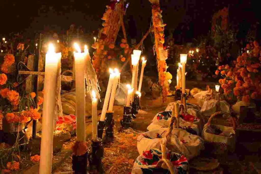 candles are used in italian christmas and day of the dead traditions to guide spirits and symbolize welcoming jesus.