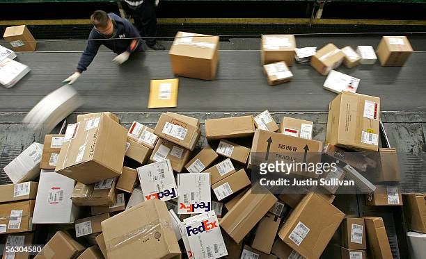 What Is The Cheapest Way To Ship A Package From Us To Canada?