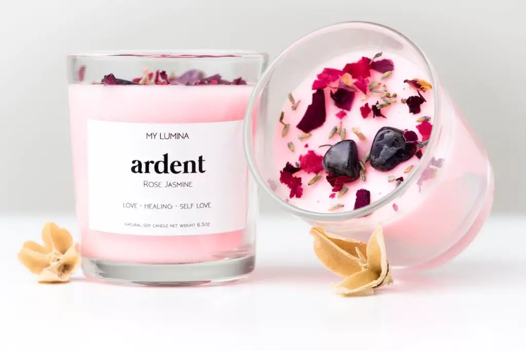 popular floral candle scents include rose, jasmine, lily, and lavender