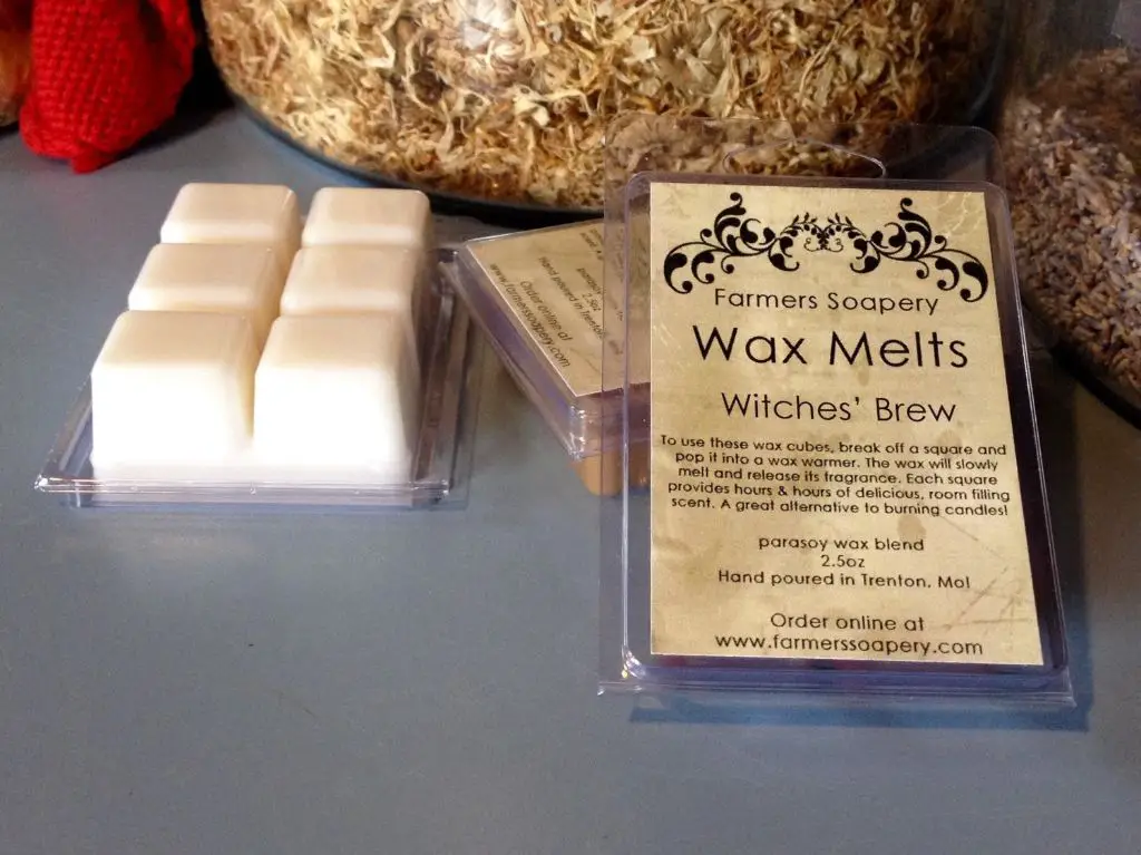 wax melt cube releasing fragrance in a melter