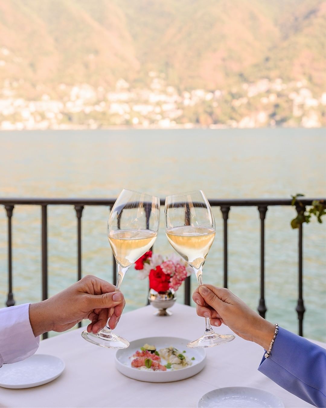 What are the luxurious accommodations, food options, and activities available for wedding parties at the Villa d’Este?