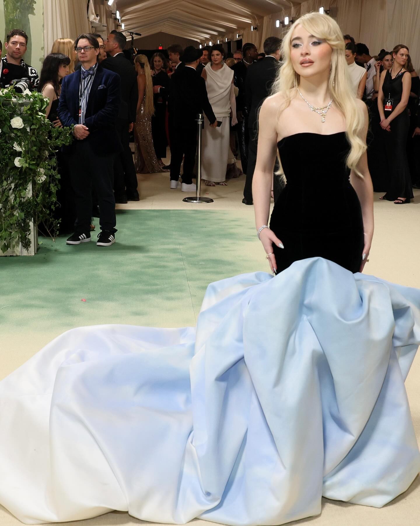 Sabrina Carpenter in Oscar de la Renta