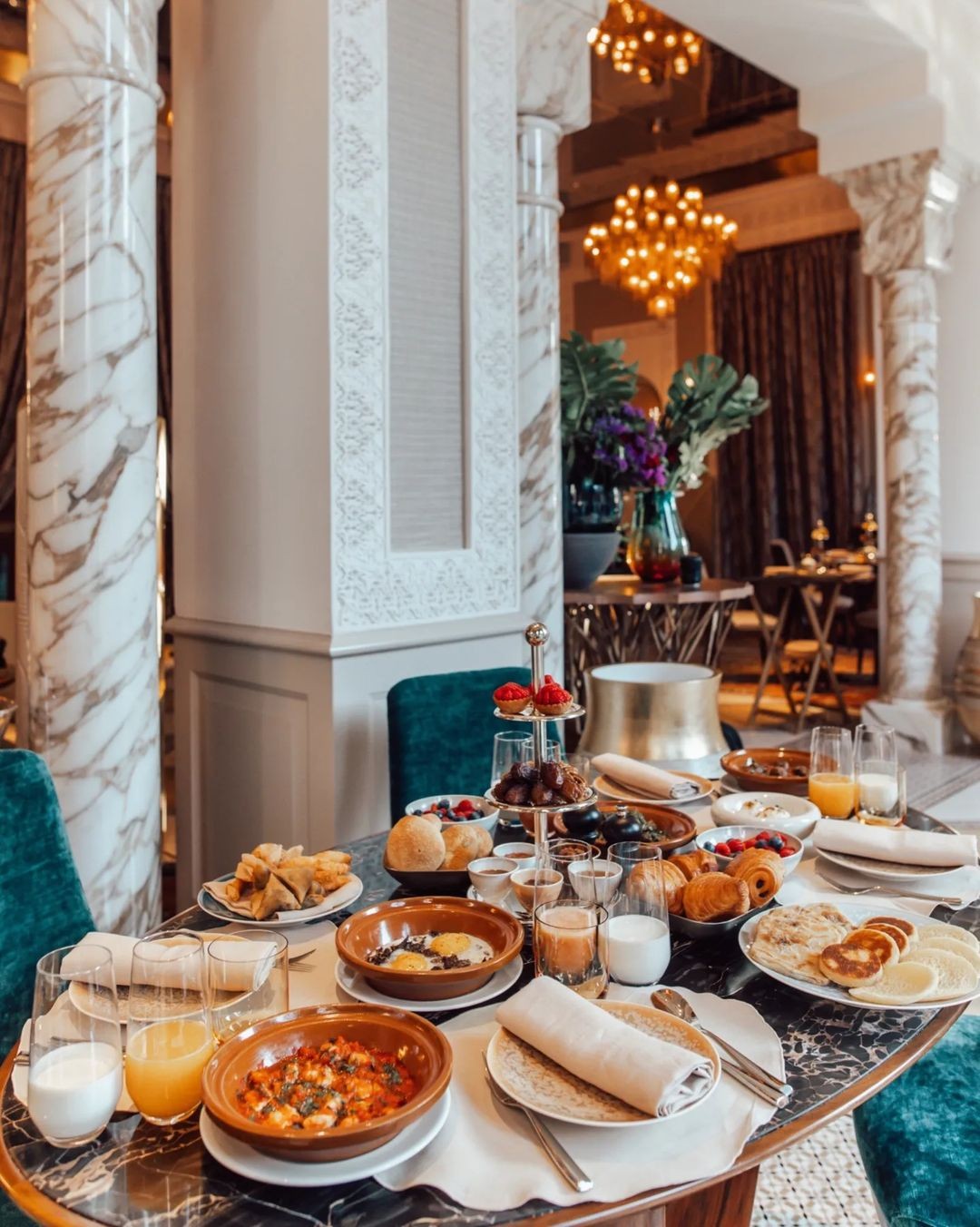 What are the luxurious accommodations, food options, and activities available for wedding parties at Royal Mansour Marrakech?