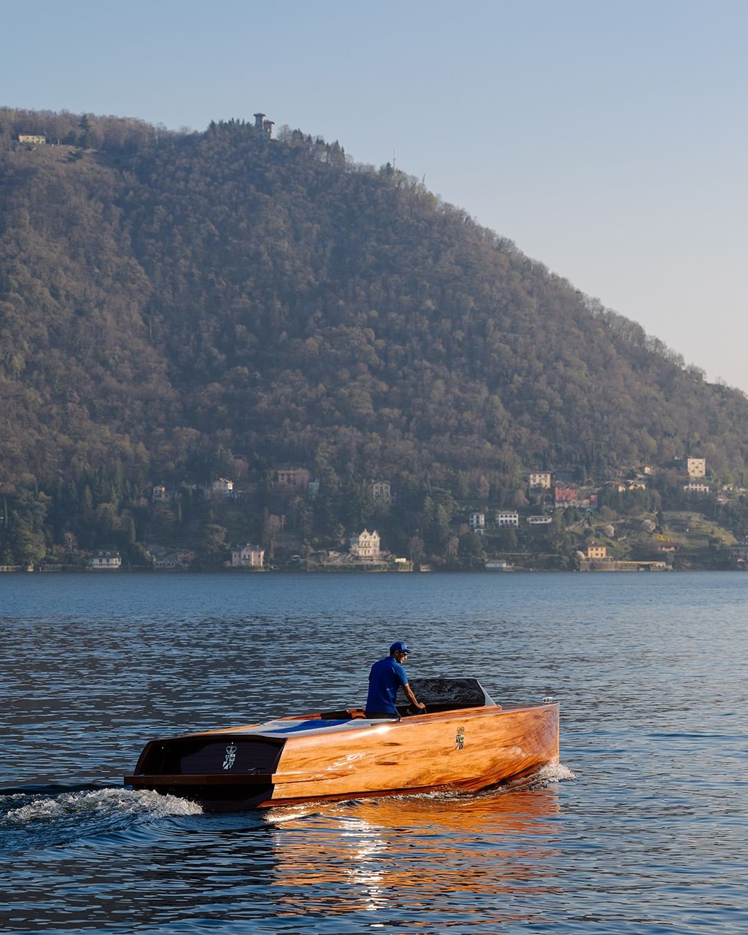 What are the luxurious accommodations, food options, and activities available for wedding parties at the Villa d’Este?