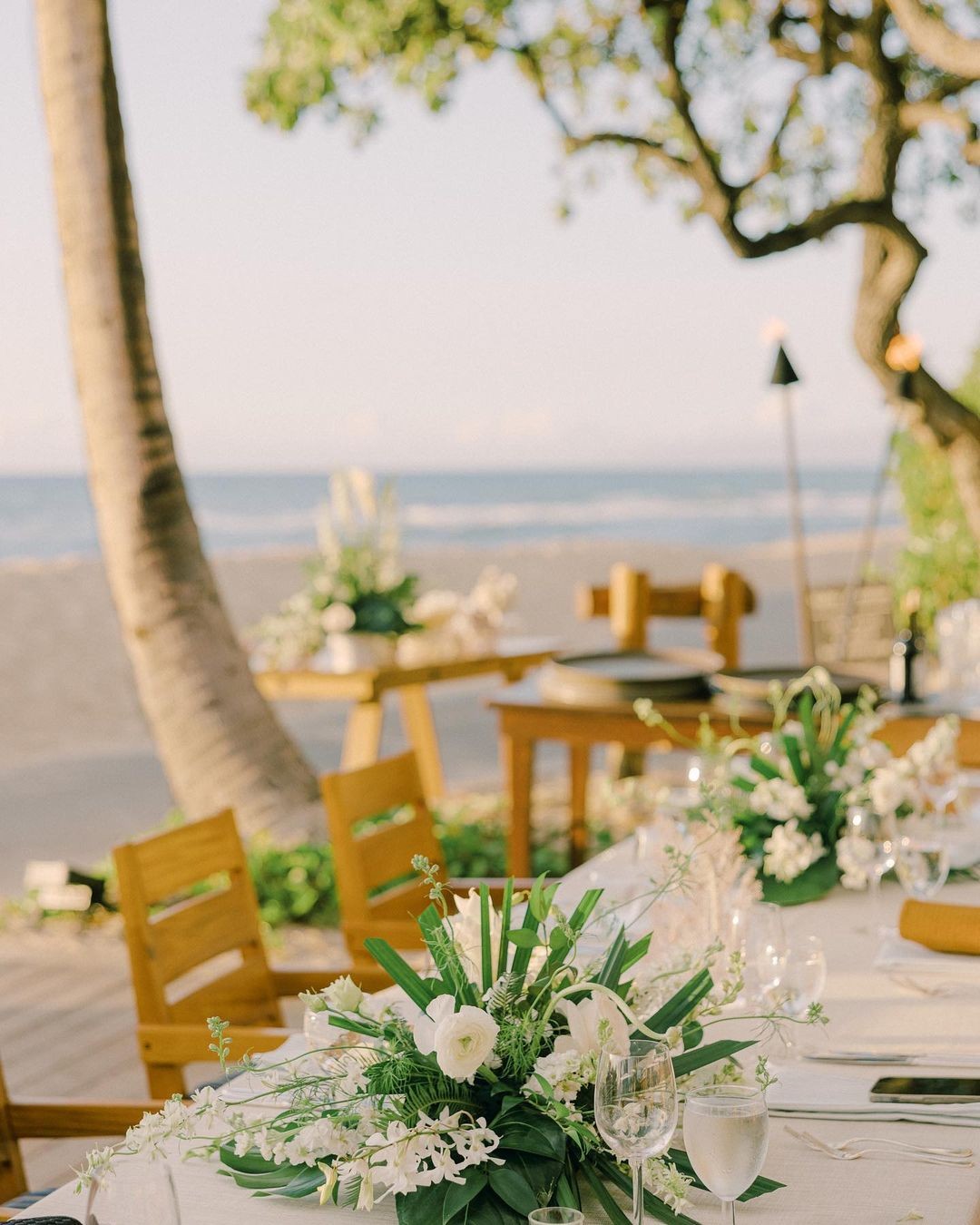 What are the wedding packages and services available at the Four Seasons Resort Hualalai?