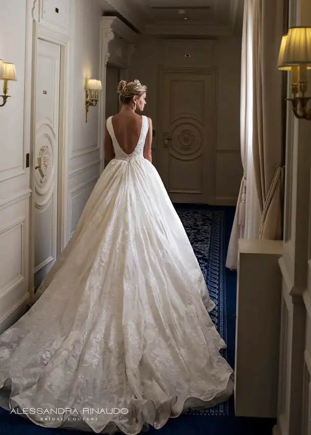 The BRIDGET, a fairy-tale princess dress with a deep neckline in jacquard organza