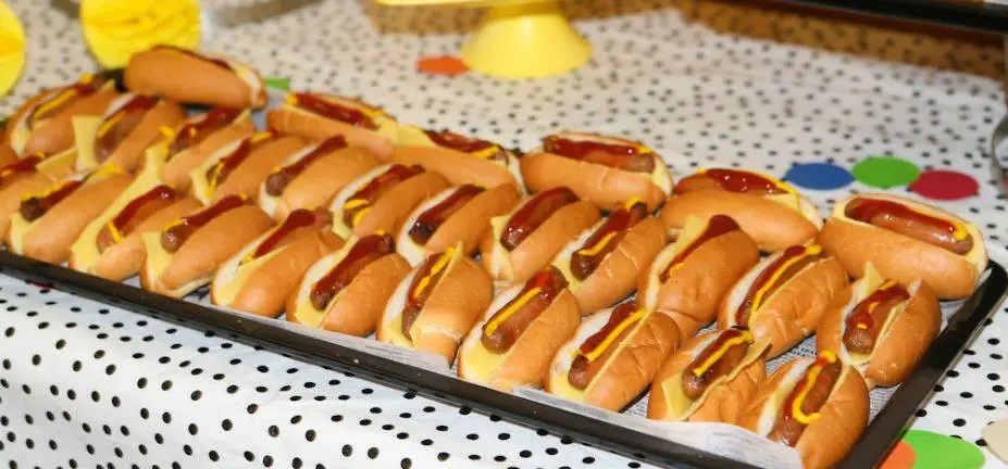 Chipolata Mini Hotdogs with American Mustard