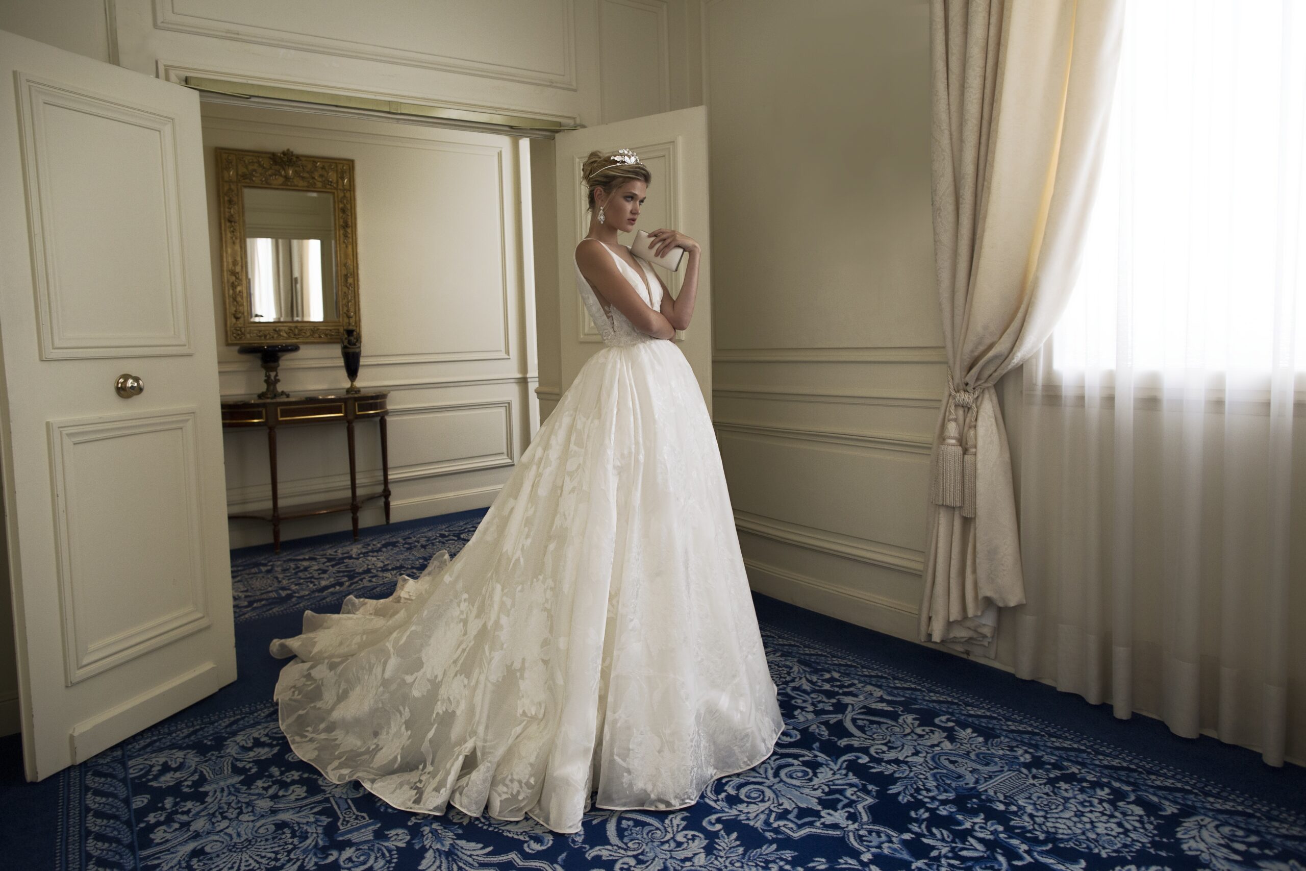 The BRIDGET, a fairy-tale princess dress with a deep neckline in jacquard organza