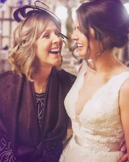 A Beautiful Wedding Moment Between Mother and Daughter