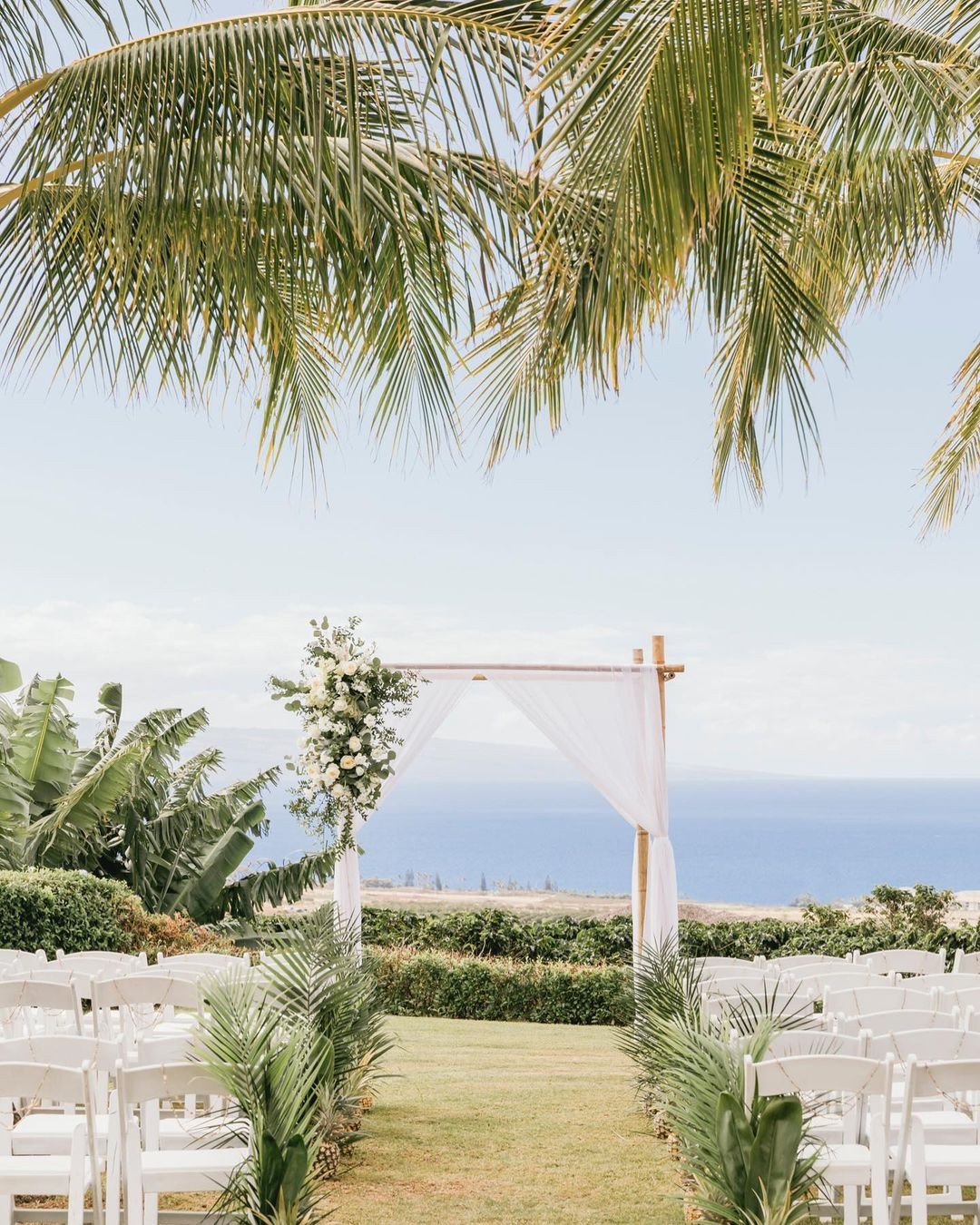 What are the wedding packages and services available at the Four Seasons Resort Hualalai?