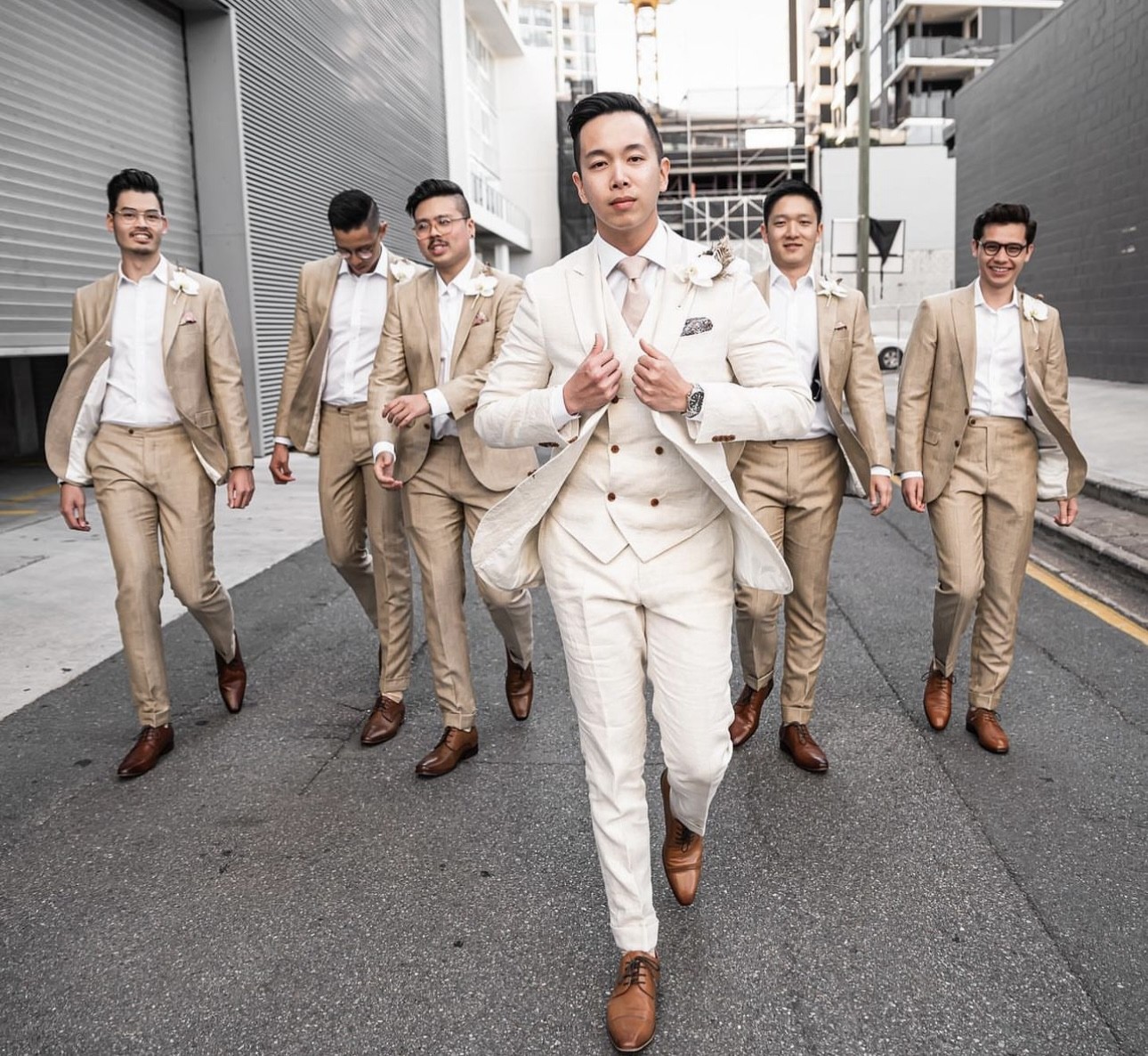 What do groomsmen typically wear?