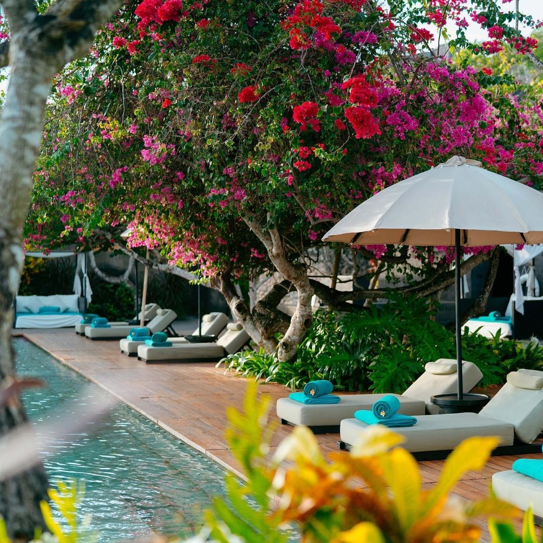 What are the luxurious accommodations, food options, and activities available for wedding parties at the Bulgari Resort?