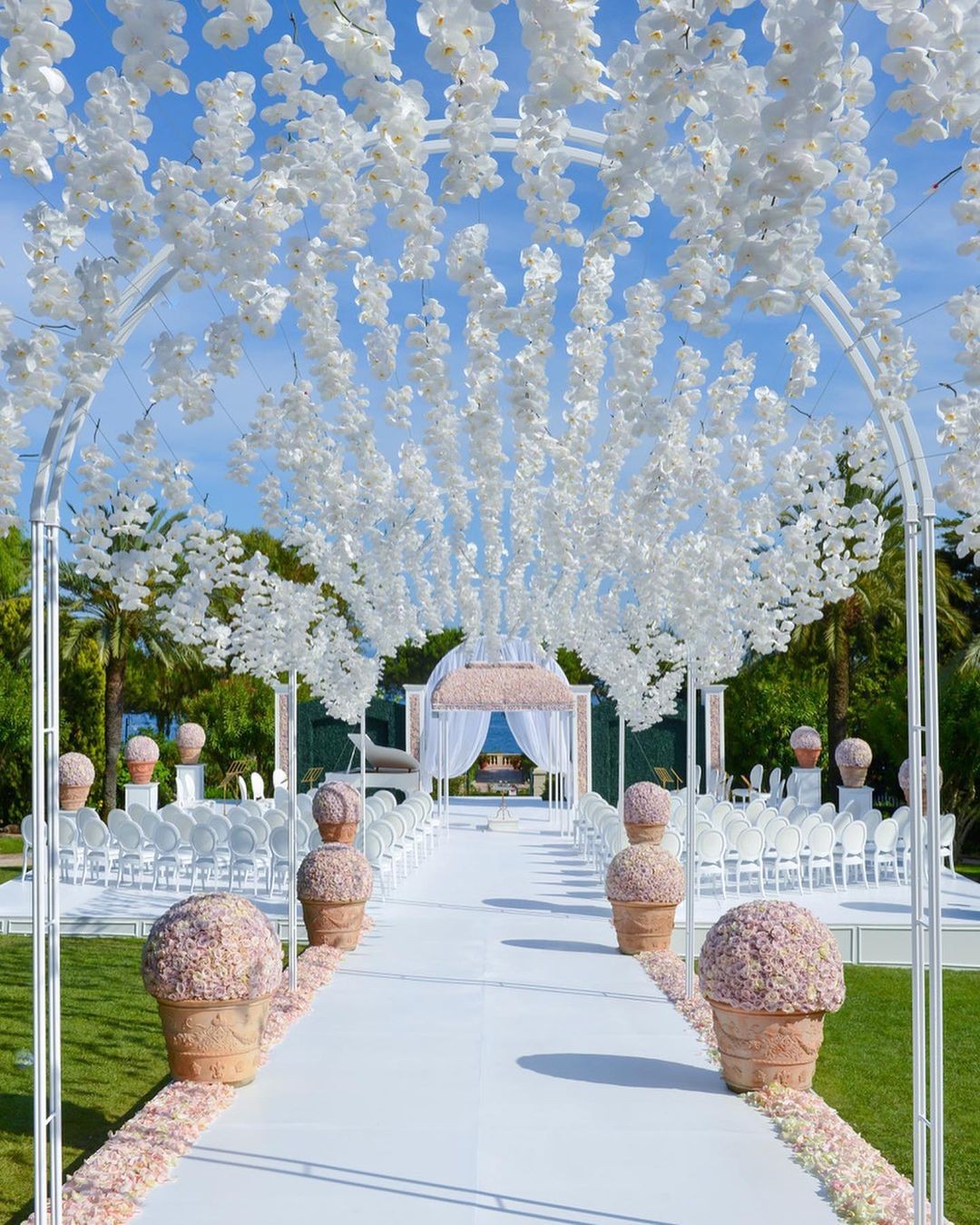 A Dreamy Outdoor Aisle