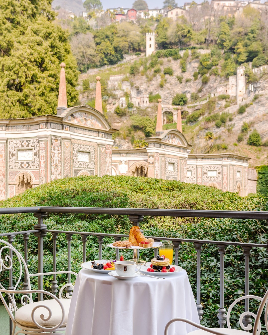 What are the luxurious accommodations, food options, and activities available for wedding parties at the Villa d’Este?