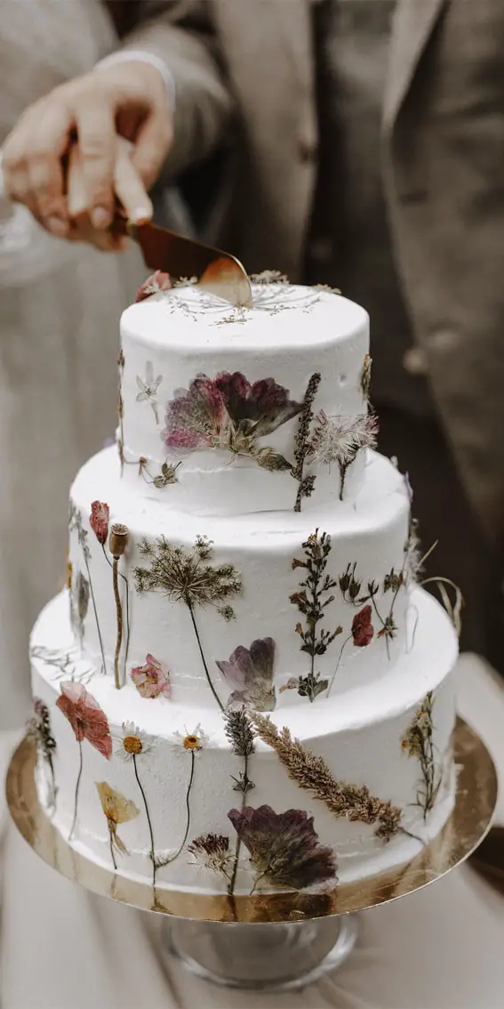 Pick out a luxurious rustic wedding cake.